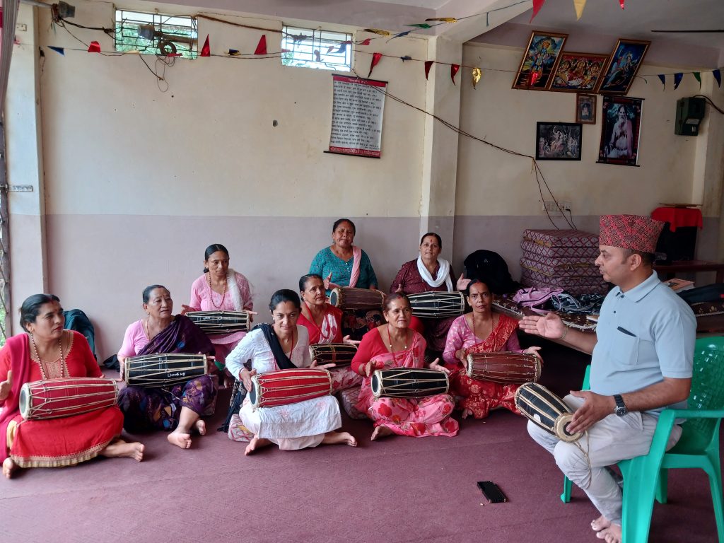 आफैँ खर्च जुटाएर बाद्यवादन सिक्दै महिला
