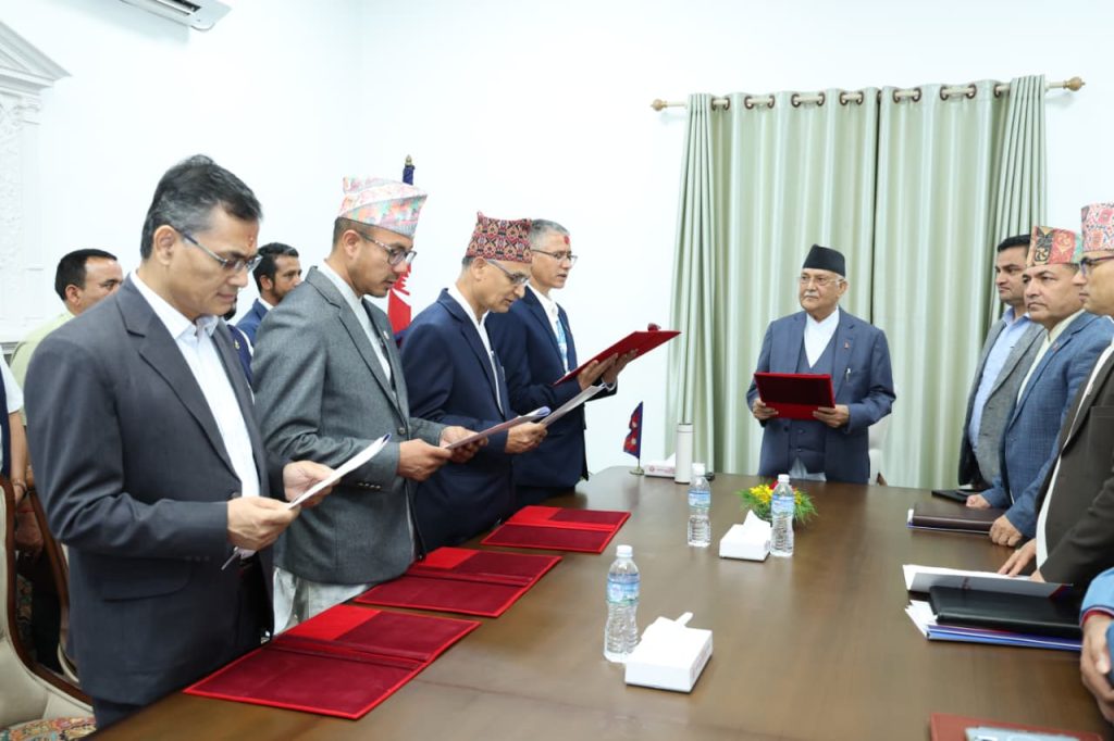 प्रधानमन्त्रीसमक्ष चार स्वास्थ्य विज्ञान प्रतिष्ठानका उपकुलपतिको सपथ