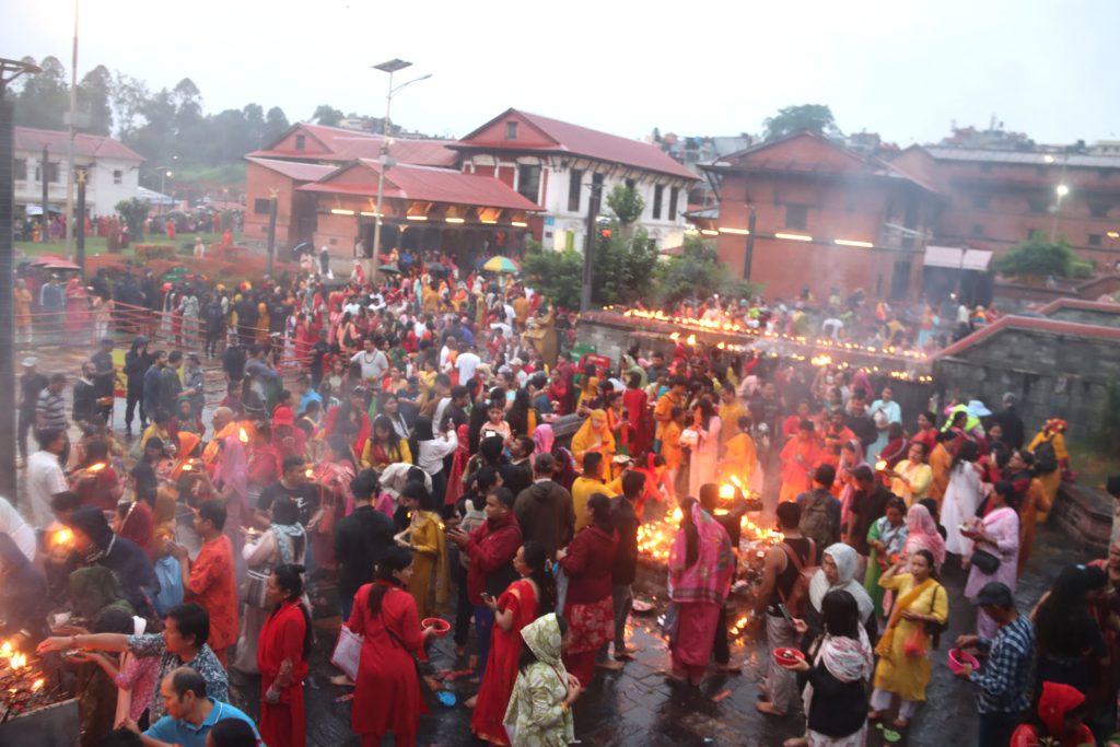साउनको अन्तिम सोमबार पशुपतिमा भक्तजनको घुइँचो