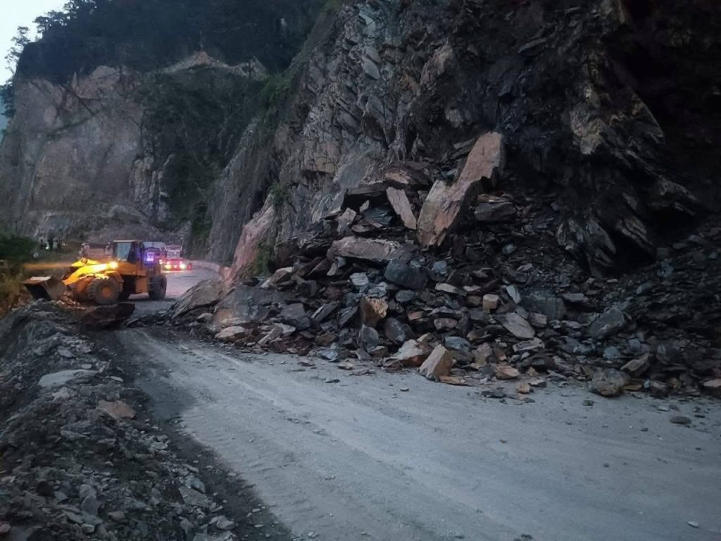 नारायणगढ-मुग्लिन सडकखण्ड पुनः अवरुद्ध, पहिरो पन्छाएको केहीबेरमै फेरि खस्यो