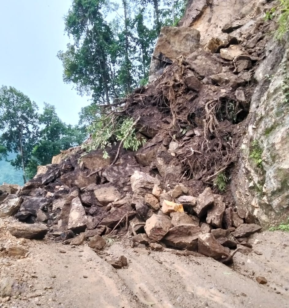 पहिरोले इलाम र बागलुङका मुख्य राजमार्ग अवरुद्ध, जनजीवन प्रभावित