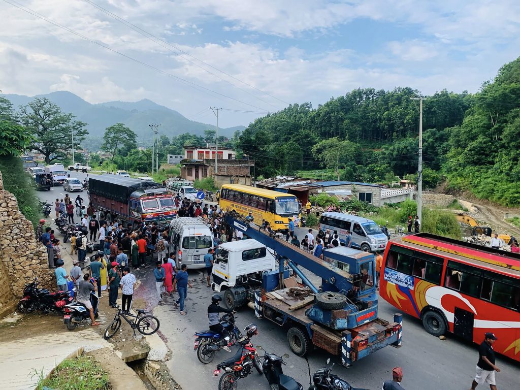 तनहुँको डुम्रेमा बस दुर्घटना अपडेटः घाइते हुनेकाे संख्या २१ जना पुग्याे