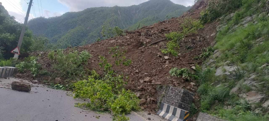 नारायणगढ–मुग्लिन सडकमा पुनः पहिरो, यातायात दुईतर्फी अवरुद्ध