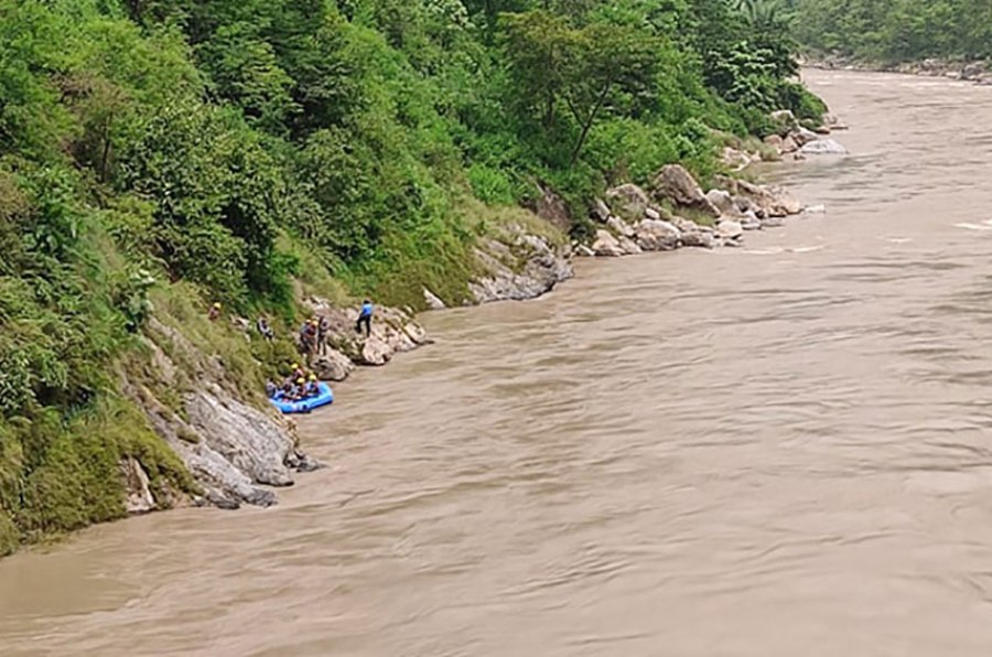 देवघाटस्थित त्रिशूली नदीमा पौडी खेल्दा एक किशोर बेपत्ता, अर्काको सकुशल उद्धार