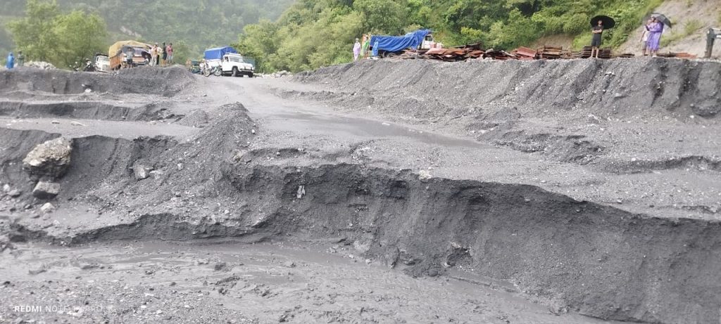 गुल्मीमा अविरल वर्षाका कारण बाढी पहिराे, मुख्य सडकहरू अवरुद्ध