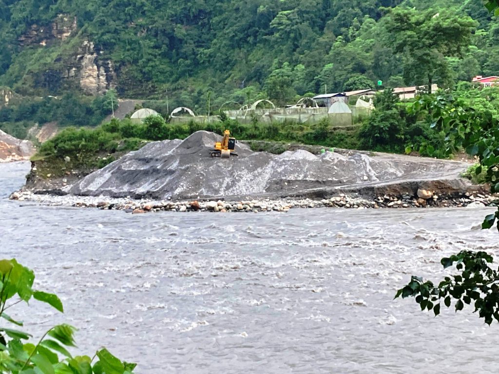 कालीगण्डकीमा रोकिएन अवैध दोहन, मध्यरातमा स्काभेटर र टिपरको लर्को