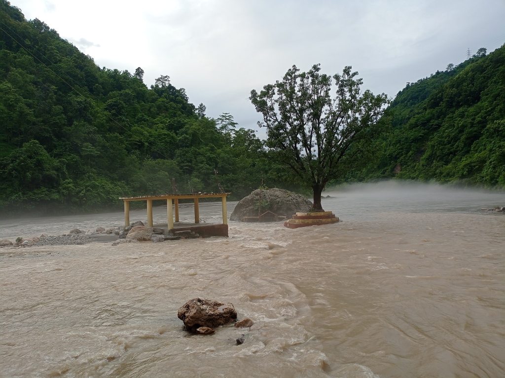कालीगण्डकीको जलस्तर खतराको तहमा: शालिग्राम शिला डुबानमा, तटीय क्षेत्रमा त्रास