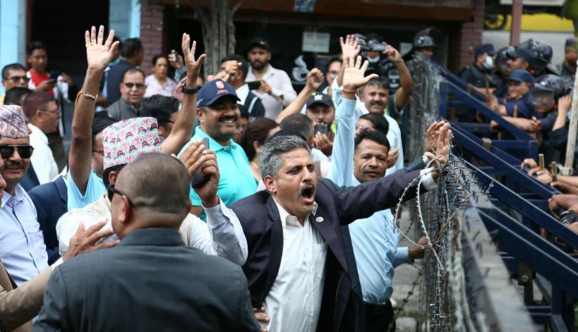 ३ प्रतिशत पूर्ण छात्रवृत्तिकाे विराेधमा निजी विद्यालय सञ्चालकहरूले गरे सडक प्रदर्शन, प्रहरीसँग धकेलाधकेल