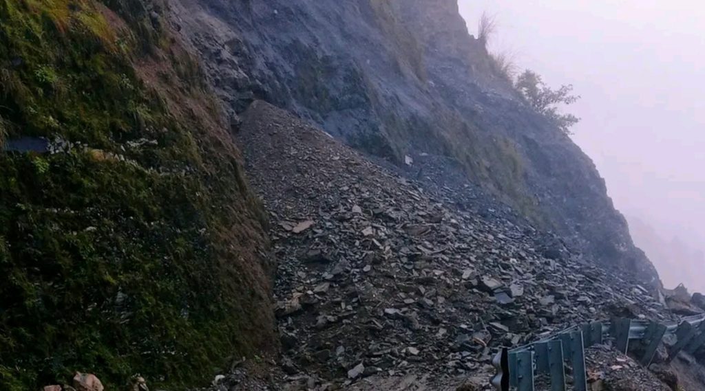 पहिराेले जयपृथ्वी राजमार्ग अवरुद्ध, सवारी आवागमन रोकिँदा यात्रु अलपत्र