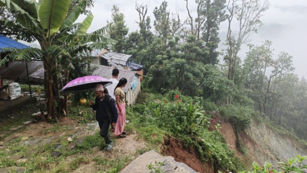 लगातारको पहिरोले मोदीको कोरुङ्गा गाउँ उच्च जोखिममा, स्थानीय त्रासमा