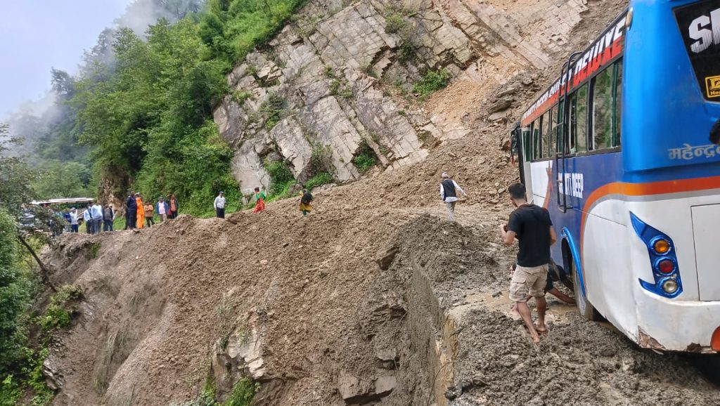 पहिरोले अवरुद्ध महाकाली राजमार्ग सुचारु