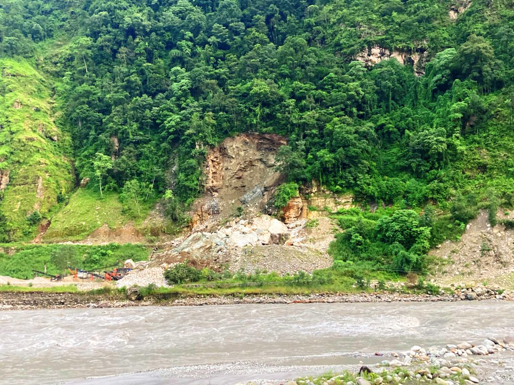 पहिरोले कालीगण्डकी करिडोर तीन दिनदेखि ठप्प, यात्रु अलपत्र