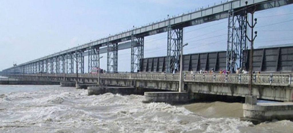 महाकालीमा पानीको बहाब उच्च भएपछि शारदा ब्यारेजमा चारपाङ्ग्रे सवारीसाधन बन्द
