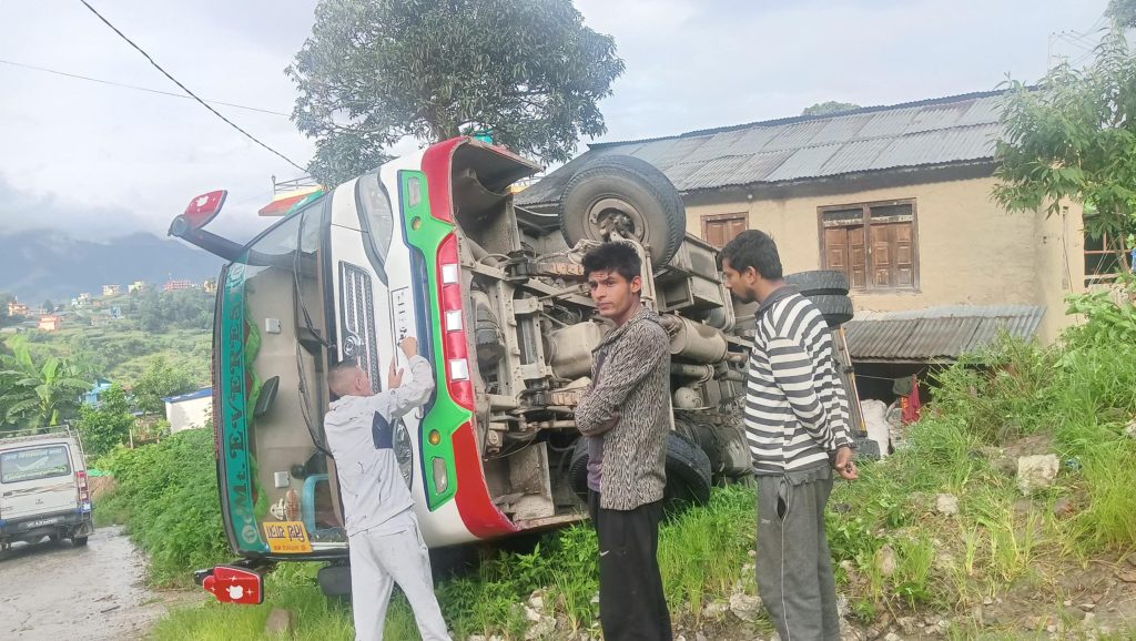 भक्तपुरको सुडालमा बस दुर्घटना: तीर्थयात्रामा हिँडेका ६ जना घाइते