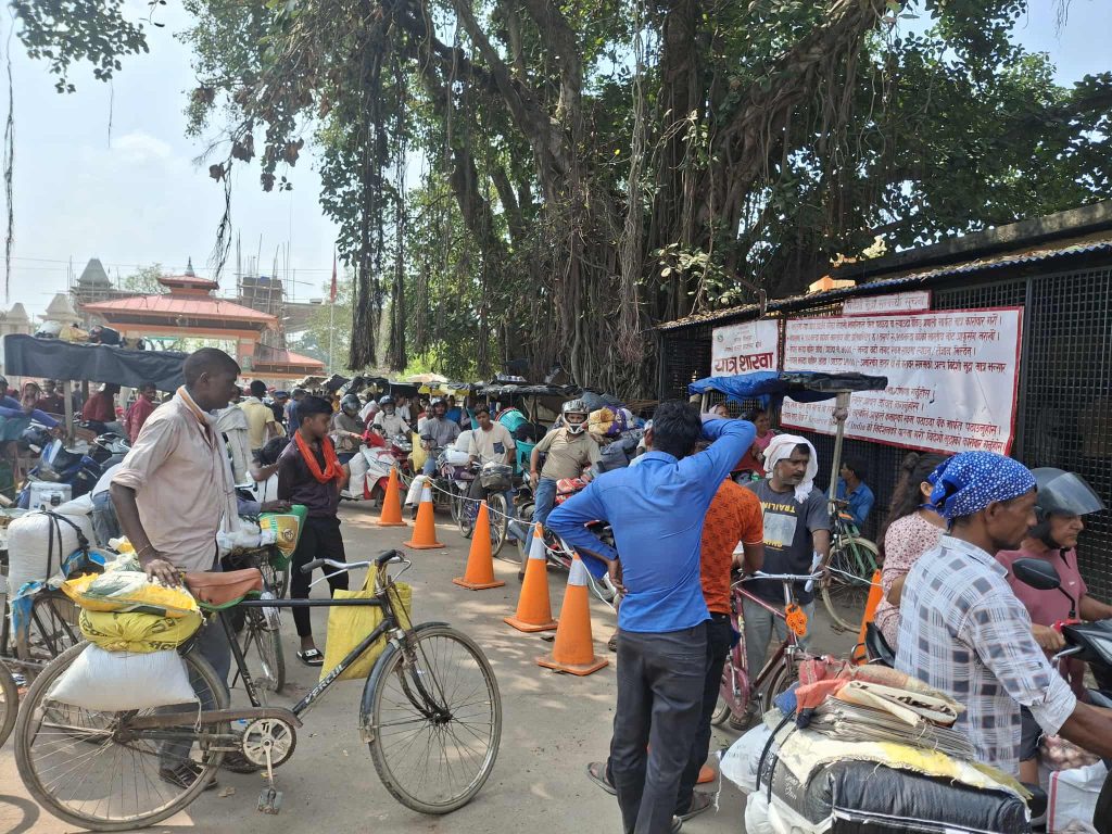 दशैं मनाउन जमुनाह नाका हुँदै स्वदेश फर्कनेको घुइँचो