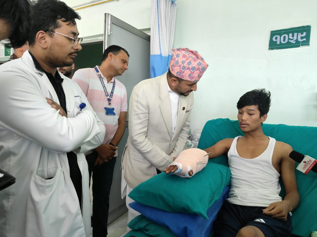 सञ्चारमन्त्री खरेलद्वारा जनेजी प्रदर्शनका घाइतेसँग भेट