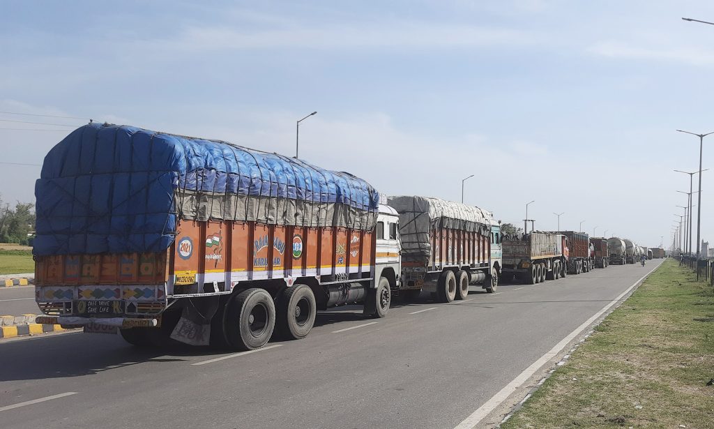 चालु आर्थिक वर्षको पहिलो महिना : रु एक खर्ब ४३ अर्बको आयात हुँदा २३ अर्बको निर्यात