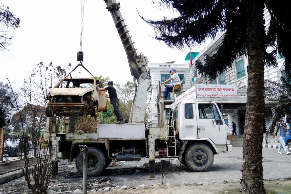 हटाइँदै सिंहदरबारबाट आगजनी गरिएका सवारीसाधन