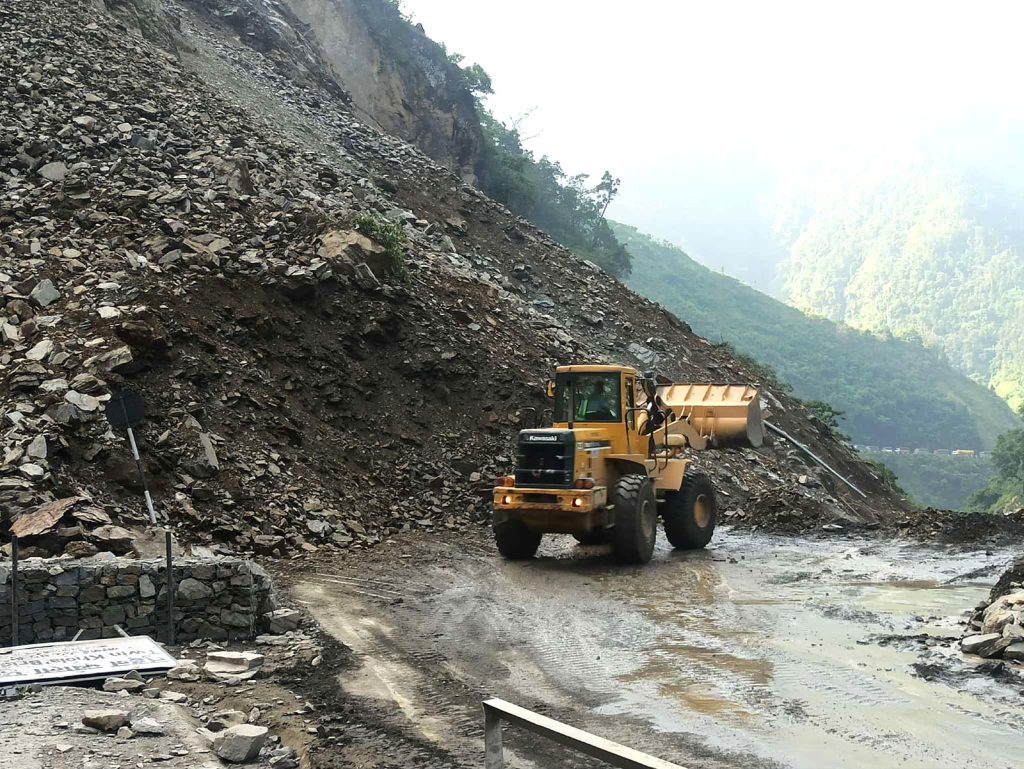 सुख्खा पहिराेले पृथ्वीराजमार्ग फेरी अवरुद्ध