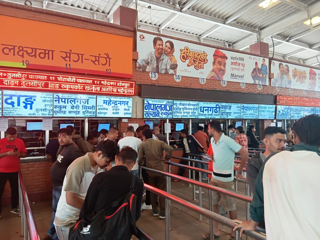 दशैं नजिकिँदै गर्दा नयाँ बसपार्कमा यात्रुको घुइँचो बढ्दै