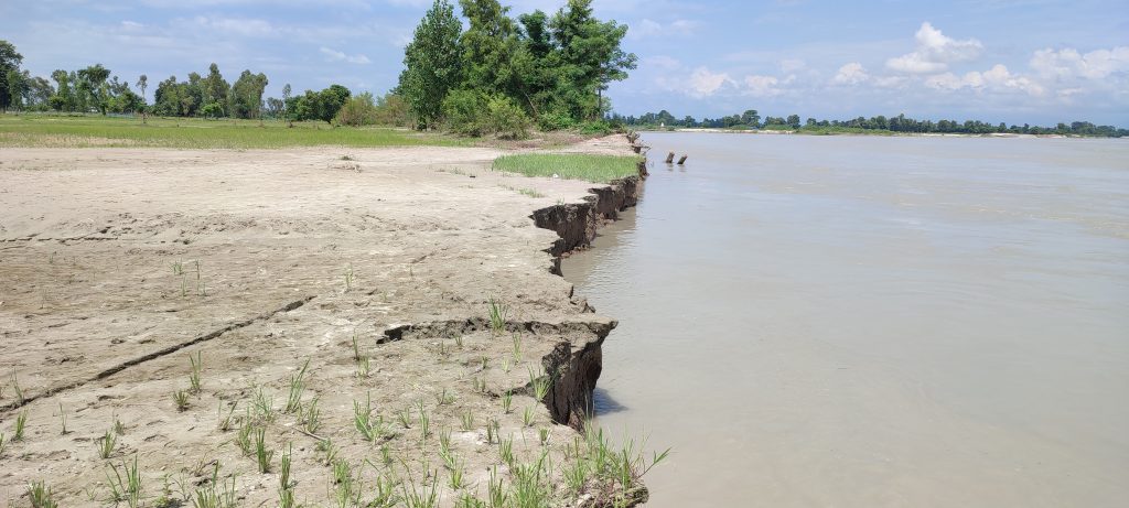 महाकाली नदी कटानले बस्ती जोखिममा