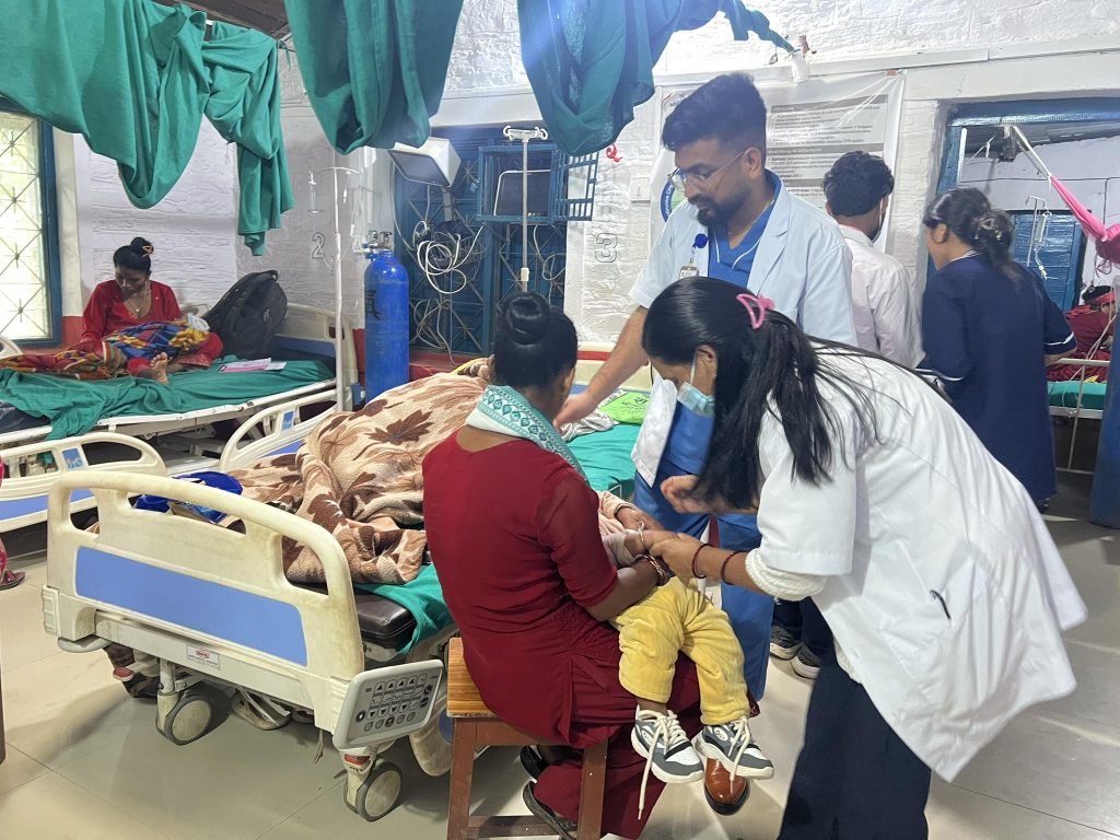 दैलेख अस्पतालमा बिरामीको बढ्दो चापले उपचारमा समस्या