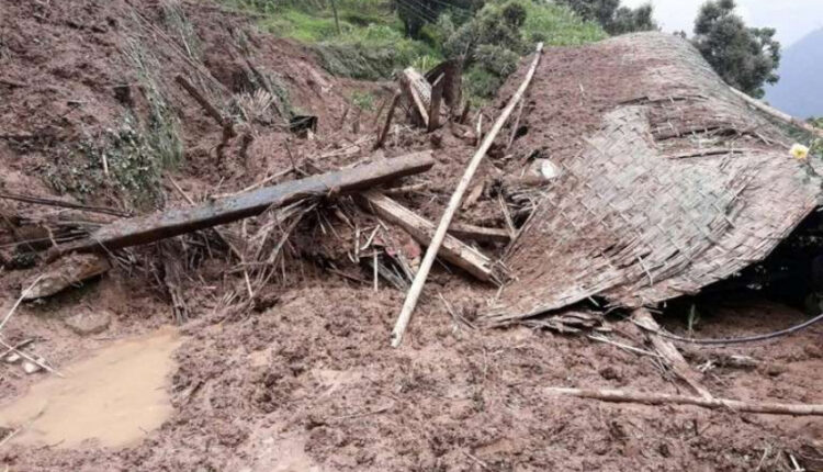 बैतडीमा पहिरोले एक पसलमा क्षति, आठ घर जोखिममा, सडक अवरुद्ध