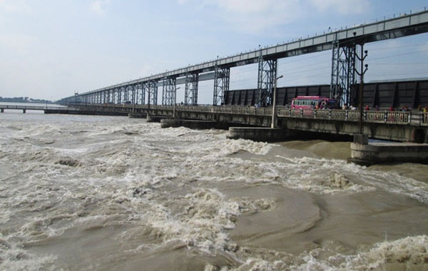 सप्तकोशी नदीमा पानीको सतह बढेपछि कोशी ब्यारेजको ३१ ढोका खोलियो