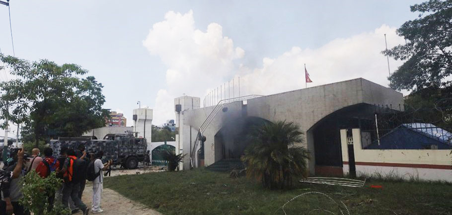 जेनजी प्रदर्शनकारीहरूले लगायाे दुई नम्बर गेटमा आगो