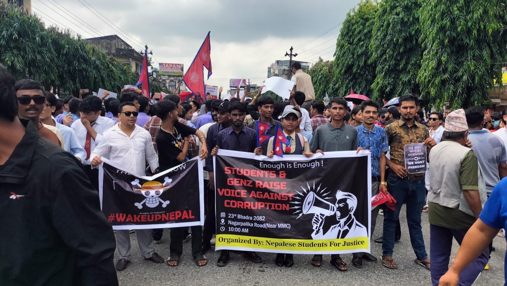 हेटौंडामा पनि जेनजीहरूको प्रदर्शन, पूर्व-पश्चिम राजमार्ग अवरुद्ध