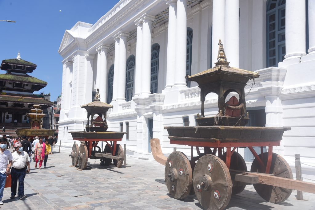 नजिकिँदै गरेकाे इन्द्रजात्राका लागि कुमारी, गणेश र भैरवको रथ तयार हुँदै