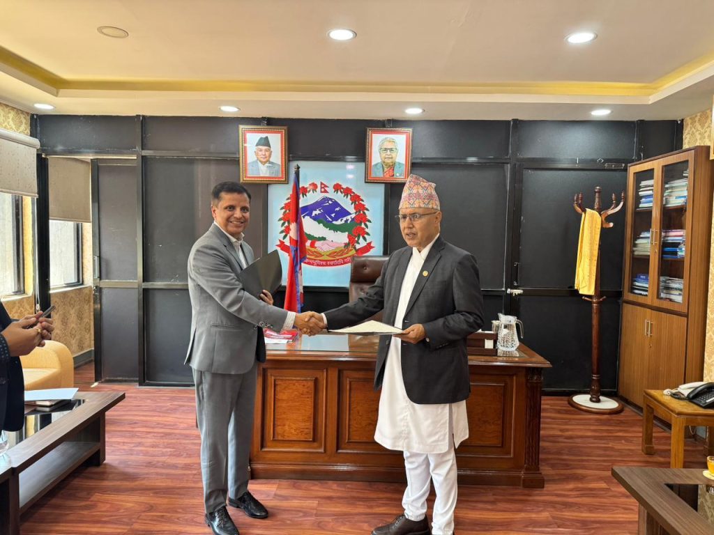 अर्थमन्त्रीसमक्ष बिमा प्राधिकरणका अध्यक्षले लिए शपथ