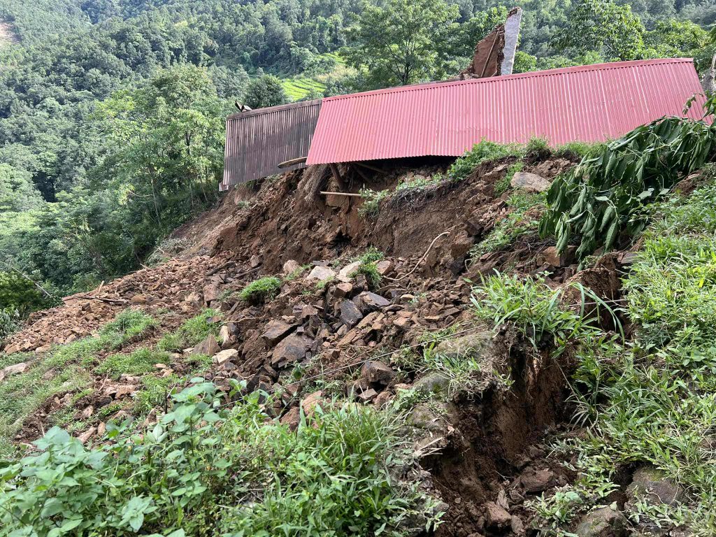 भीषण वर्षासंगै गएकाे पहिराेले पर्वतकाे फलेवासमा छ वटा घर भत्कियाे, दश घर उच्च जोखिममा