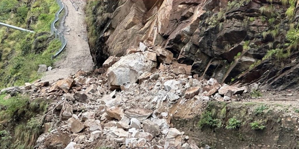 पहिरोले नारायणगढ–मुग्लिन र कर्णाली राजमार्ग अवरुद्ध