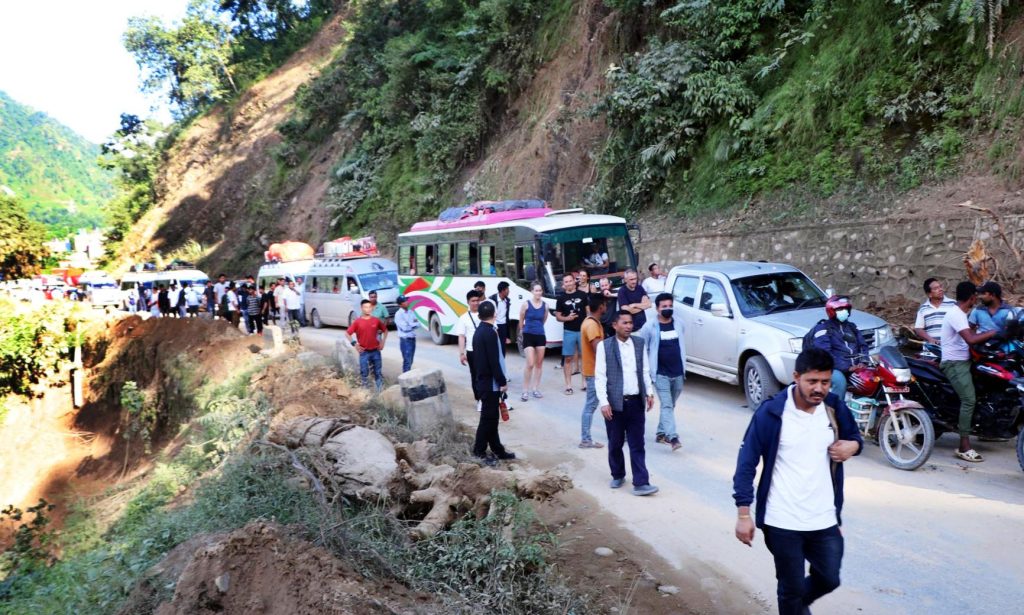 तुइन खोलाको पहिरोले  पोखरा–काठमाडौँ यातायात प्रभावित