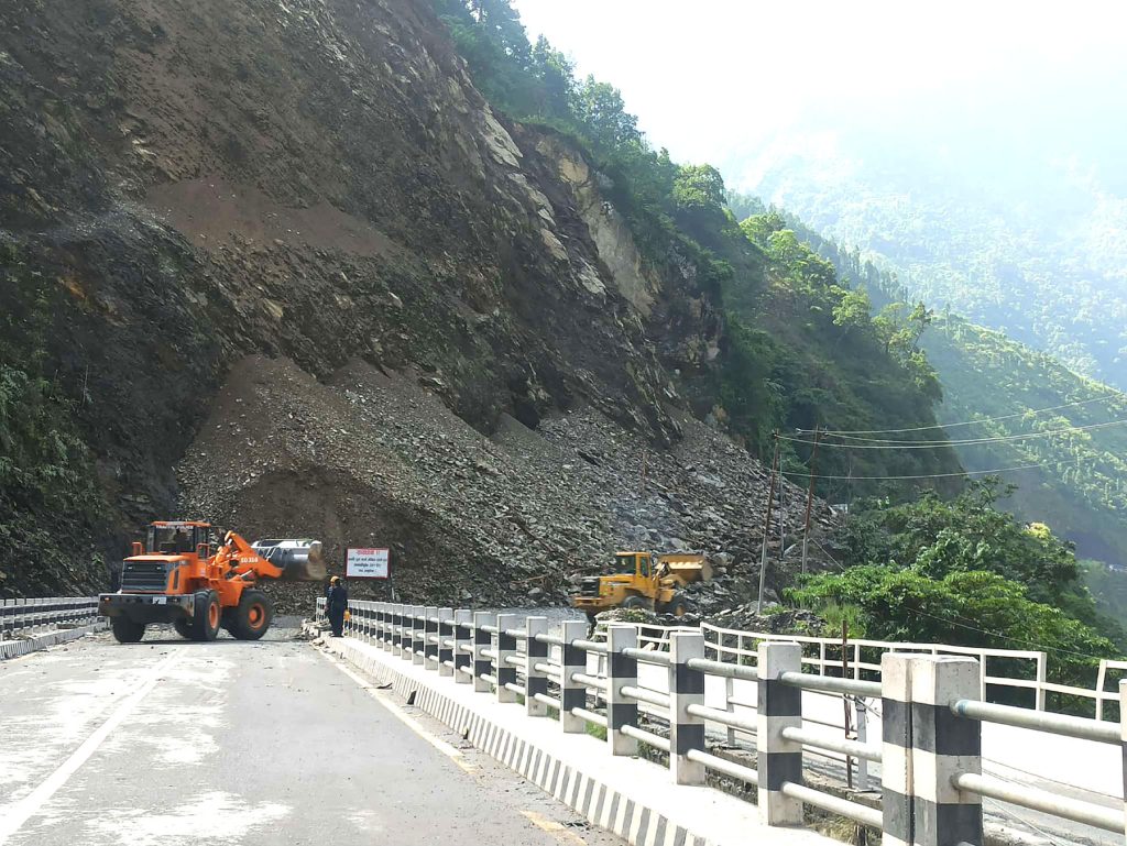 मुग्लिन–नारायणगढ सडकखण्डको पहिरो बिहानैदेखि पन्छाइँदै