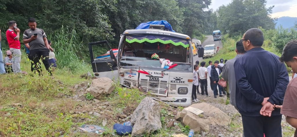 रामेछापबाट काठमाडौँ आउँदै गरेकाे बस सुनकोशी पाँचकिलोमा दुर्घटना, २० जना घाइते