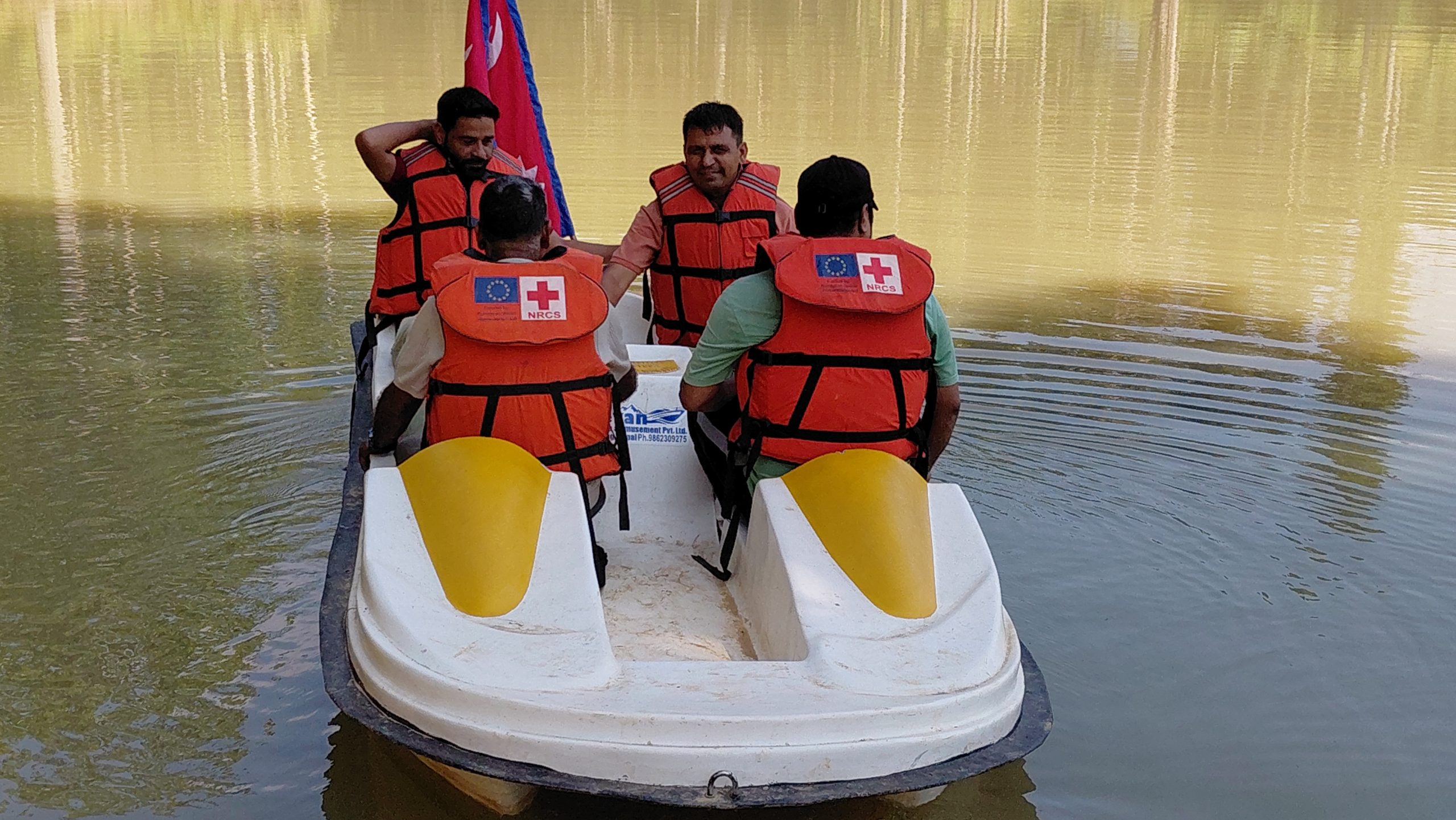 कृत्रिम जलाशयमा डुङ्गा सञ्चालन