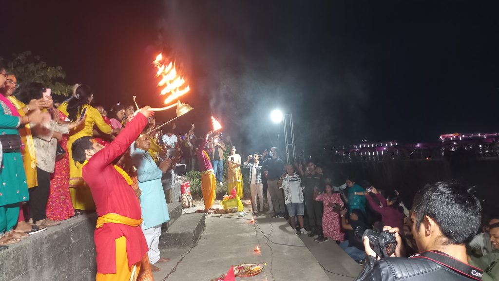 मेची नदीमा अस्ताउँदो सूर्यलाई अघ्र्य दिई मनाइयो छठ