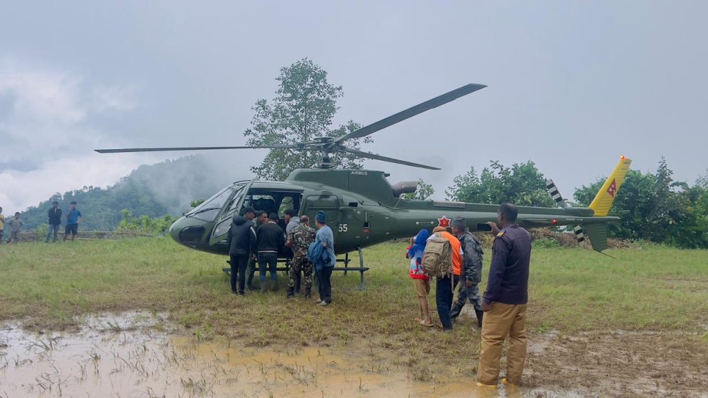 इलाम पहिरोका घाइतेहरूकाे सेनाद्वारा उद्धार कार्य जारी