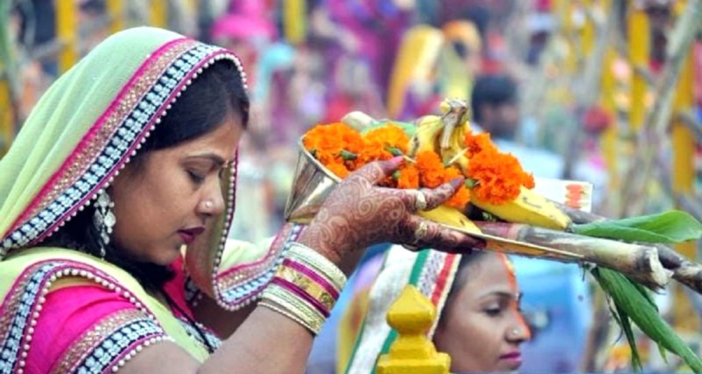 मिथिलामा चैती छठको रौनक: आज अस्ताउँदो सूर्यलाई अर्घ दिइँदै