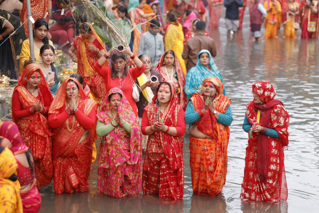 अस्ताउँदो सूर्यलाई अर्घ्य दिँदै छठ पर्वको मुख्य अनुष्ठान सम्पन्न