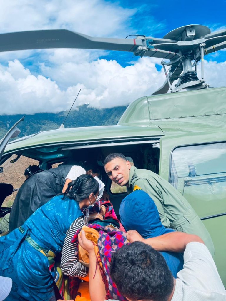 चार गर्भवतीको हेलिकप्टरबाट उद्धार