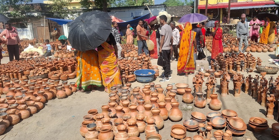 छठको तयारीमा स्थानीय हाटबजारमा भीड