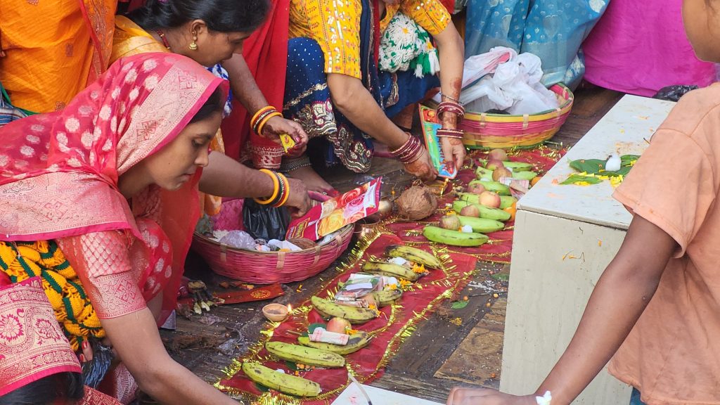 दूर्गा भवानीको पोल्टो भर्ने ‘खोइँछ’ परम्परामा श्रद्धालुको भिड