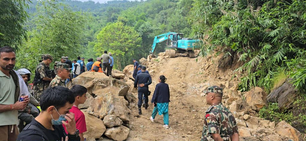 अझै खुलेन एक सातादेखि बन्द भएकाे मेची राजमार्ग, यात्रुले झेल्दै सास्ती