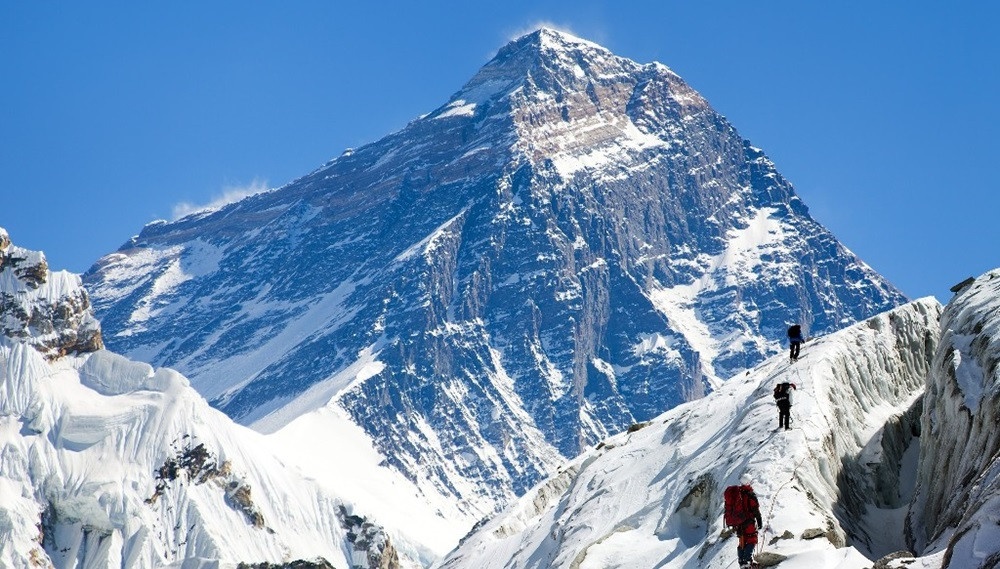 सगरमाथाको तिब्बत क्षेत्रमा सयौँ पदयात्री फसे, उद्धार कार्य जारी
