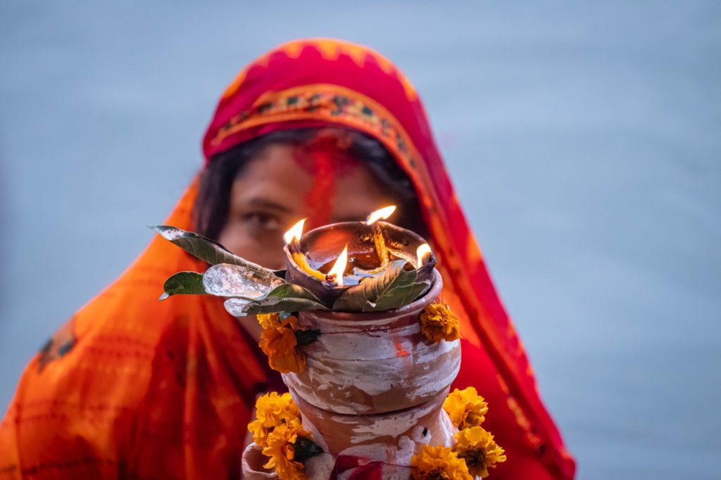 काठमाडाैंकाे कमलपाेखरीबाट यसरी बिदा भयाे छठ (पन्ध्र तस्बिर)