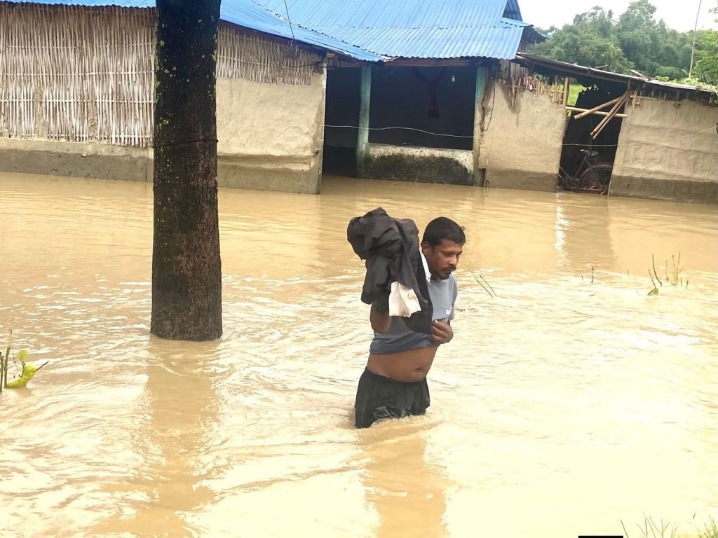 सुनसरीमा बाढीले करिब एक हजार ३६ घर डुबानमा, मानिसहरू सुरक्षित स्थानमा सारियाे