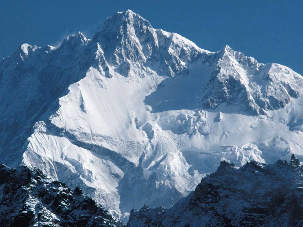 तीन शय विदेशी पर्यटकद्वारा कञ्चनजङ्घा हिमाल क्षेत्र भ्रमण